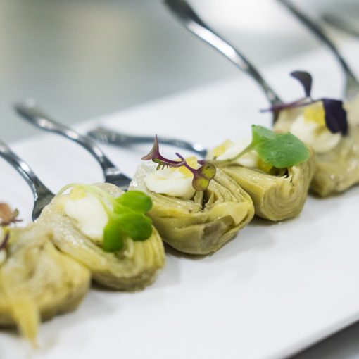Alcachofas_la_tudelana_con_infusion_de_queso_Idiazabal_y_huevas_de_aceite receta de alcachofas de tudela
