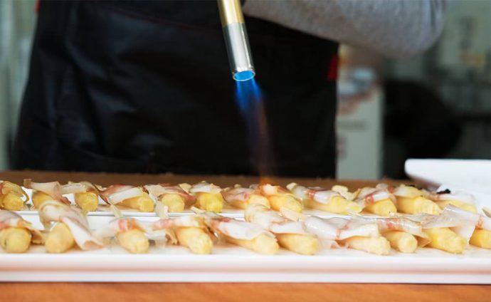 Espárragos La Tudelana con papada de cerdo maskarada