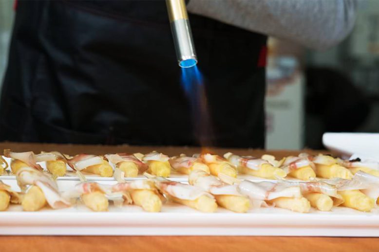 Espárragos La Tudelana con papada de cerdo maskarada